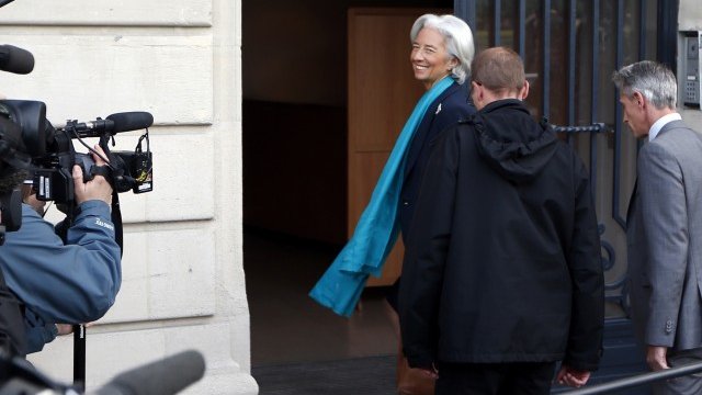 <p>
	Лагард се усмихва към репортерите на влизане в сградата на съда. <em>Снимка: Ройтерс</em></p>
