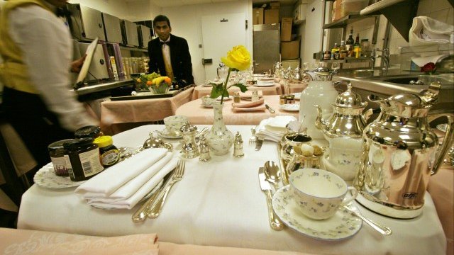 <p>
	Край на скъпите ястия под капаци от неръждаема стомана, които пристигат в стаите ви на количка, бутана от сервитьор. <em>Снимка: Ройтерс</em></p>
