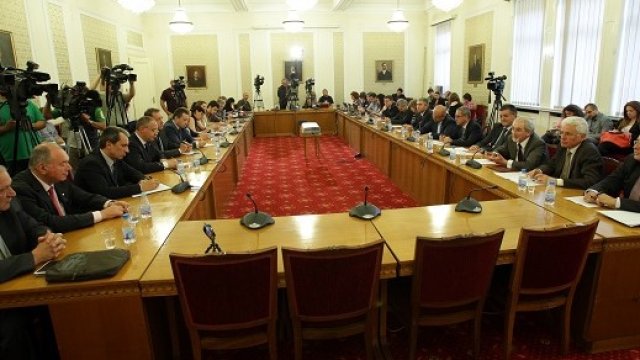 <p>
	<em>В зала &quot;Изток&quot; в Народното събрание започнаха преговорите между БСП и ДПС. Снимка: БТА</em></p>
