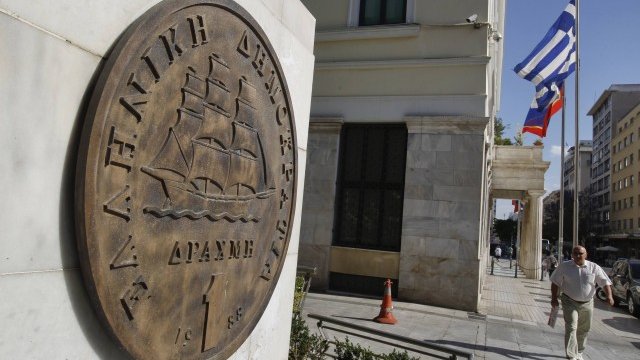 <p>
	Слуховете за завръщане към драхмата стават все повече.<em> Снимка: Ройтерс</em></p>
