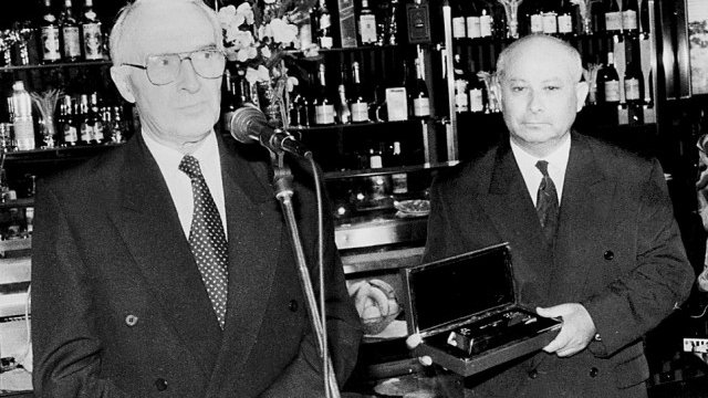 <p>
	Връчването на първия приз "Банка на годината" през 1991 г. <em>Снимка: асоциацията</em></p>
