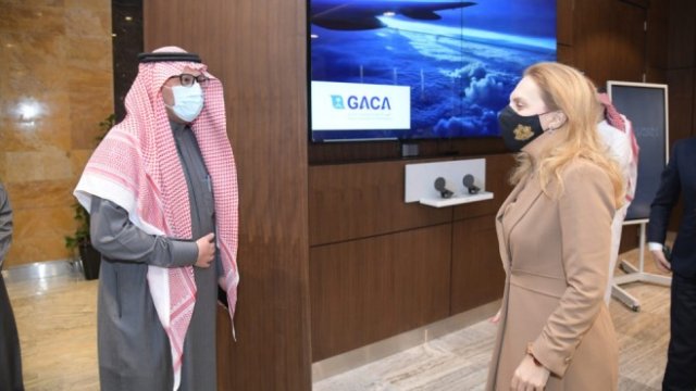 <p>
	Марияна Николова на работна среща с Абдулхади Алмансури. <em>Снимка: МТ</em></p>
