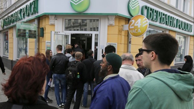<p>
	Клиенти се редят на опашка пред офис на &quot;Сбербанк&quot;. <em>Снимка: Ройтерс</em></p>
