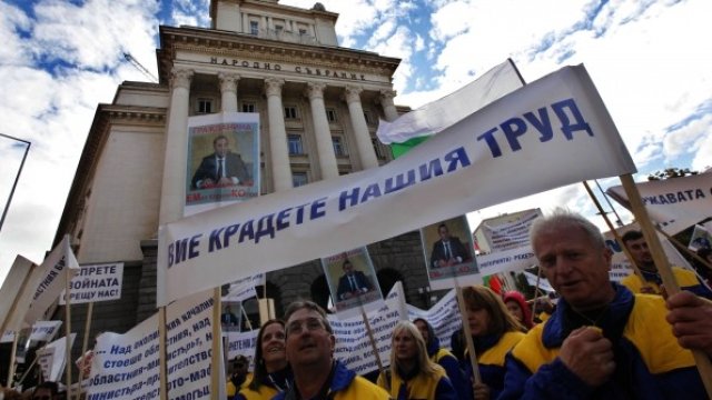 <p>
	Работниците от &quot;Емко&quot; протестираха и днес. <em>Снимка: Олег Попов, Investor Media Group&nbsp;</em></p>
