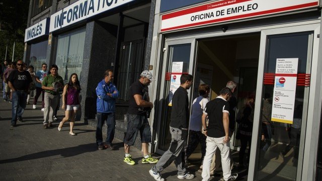 <p>
	Почти един от всеки четирима испанци е без работа. На снимката - опашка пред офис на бюро по труда в Мадрид. <em>Снимка: Ройтерс</em></p>
