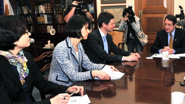 <p>
	Представители на тройката международни кредитори по време на преговори с новоизбрания кипърски президент Никос Анастасиадис. <em>Снимка: Ройтерс</em></p>
