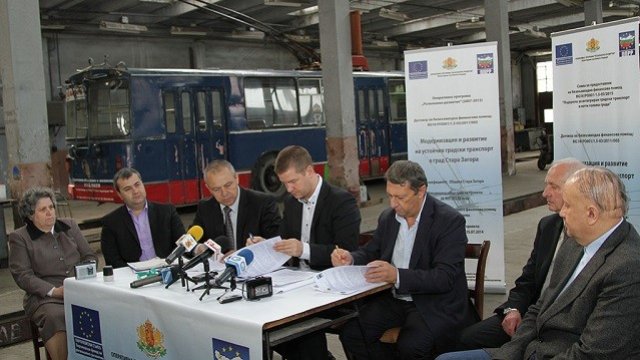 <p>
	Подписване на договорите за обновяване на тролейбусния транспорт. Снимка: <em>Община Стара Загора</em></p>

