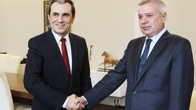 <p>
	Пламен Орешарски се срещна с Вагит Алекперов. Снимка: <em>Министерския съвет</em></p>
