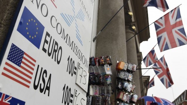 <p>
	В средносрочен план от Raiffeisen Research&nbsp;прогнозират, че британската лира ще се обезцени до малко над 0,90 спрямо еврото. <em>Снимка: архив, Ройтерс</em></p>
