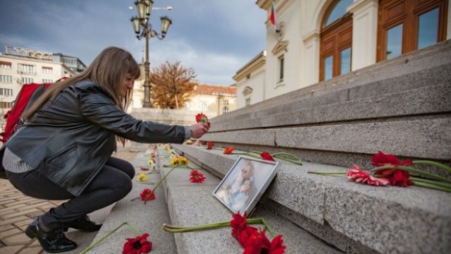 <p>
	Пострадали от насилие жени оставиха прекършени цветя пред парламента с искане за мерки срещу домашното насилие. София, 8 март 2019 г.&nbsp;<em>Снимка: Димитър Кьосемарлиев, Investor Media Group</em></p>
