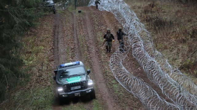 Полша построи ограда от бодлива тел по границата си с Беларус и по границата си с руския анклав Калининград. Снимка: EPA/ARTUR RESZKO