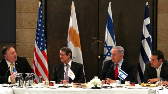 <p>
	Американският държавен секретар Майк Помпейо,президентът на Кипър Никос Анастасиадис,&nbsp;израелският премиер Бенямин Нетаняху и гръцкият му колега&nbsp;Алексис Ципрас.&nbsp;<em>Снимка: Ройтерс Архив</em></p>
