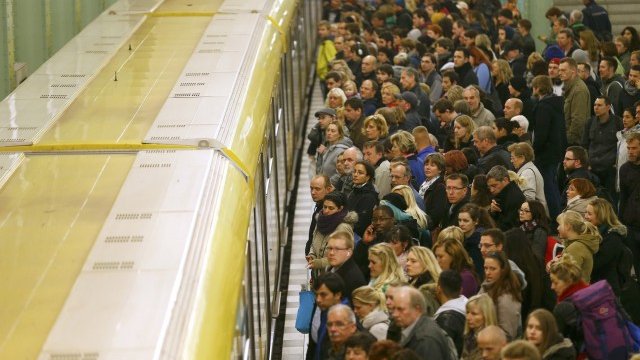 <p>
	Все още влаковете не се движат с нормалното си разписание. <em>Снимка: Ройтерс</em></p>
