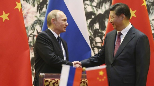 <p>
	Путин и Дзинпин по време на срещата. <em>Снимка: Ройтерс</em></p>
