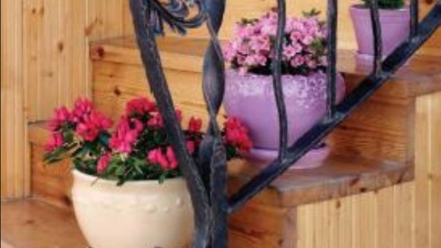 <p>
	Едно от производствата на &quot;Шамот&quot; АД е на саксии за цветя. Снимка: synergon.bg</p>
