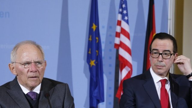 <p>
	Волгфанг Шойбле (вляво) и Стивън Манучин. <em>Снимка: Ройтерс</em></p>
