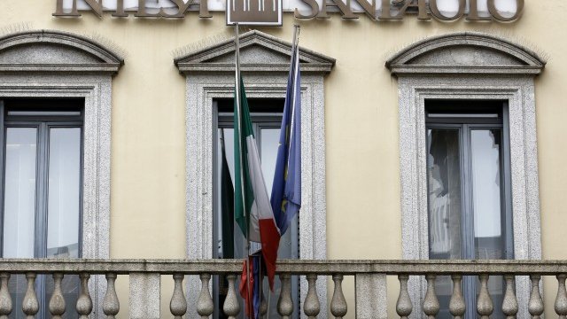<p style="text-align: justify;">
	Intesa Sanpaolo търси активи, в които да инвестира своите излишни 16 млрд. евро. <em>Снимка: Ройтерс</em></p>
