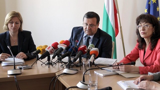 <p>
	<em>Социалният министър Хасан Адемов представи екипа си.</em> Снимка: БТА</p>
