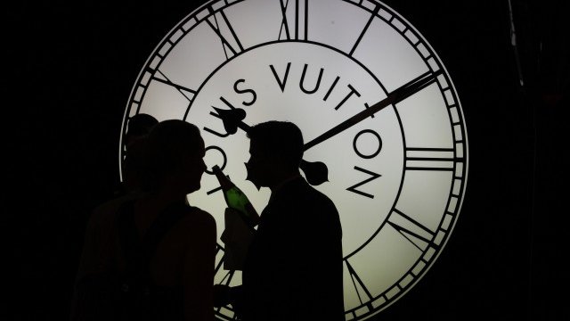 <p>
	Часът за отпразнуването на поредното придобиване на LVMH очевидно е настъпил. <em>Снимка: Архив Ройтерс</em></p>
