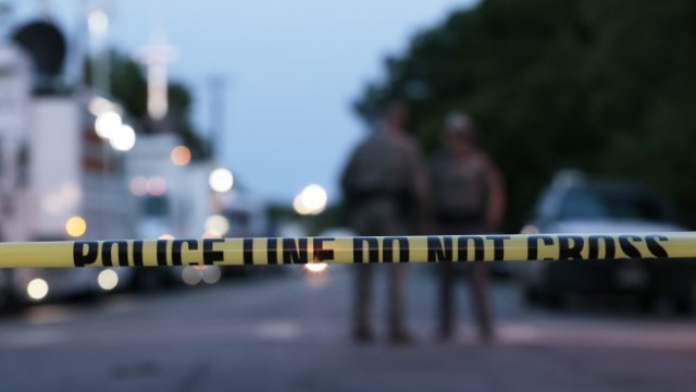 <p>
	Мястото на стрелбата в сряда. <em>Снимка: EPA/AARON M. SPRECHER</em></p>
