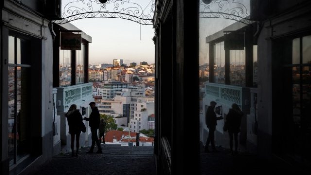 <p>
	<em>Изглед към Лисабон. Снимка:&nbsp;Goncalo Fonseca/Bloomberg</em></p>
