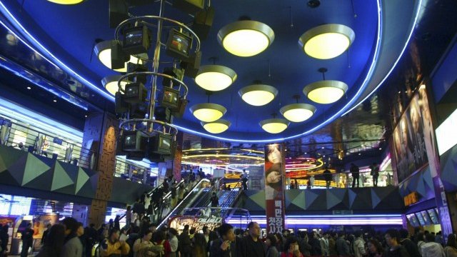 <p>
	Специални терминали в корейския мол позволяват излъчването на интерактивна таргетирана реклама. <em>Снимка: Getty Images News</em></p>
