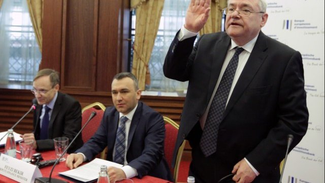 <p style="text-align: justify;">
	Заместник-министърът на финансите&nbsp;<span style="font-size: 12px;">Фейзи Бекир и вицепрезидентът на ЕИБ Ласло Бараняй. <em>Снимка: БТА</em></span></p>
