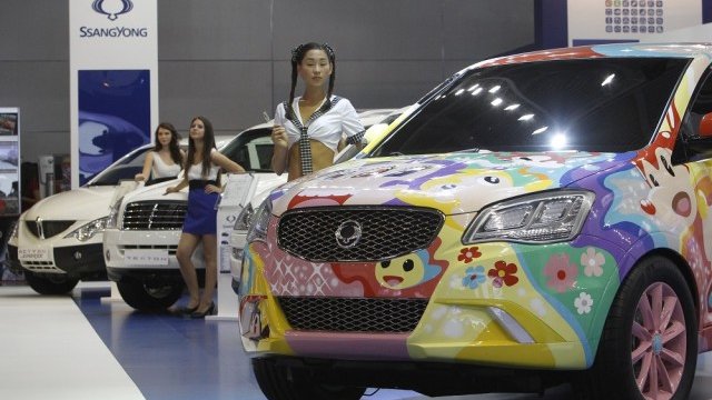 <p>
	Щандът на SsangYong Motor по време на автосалон в Москва. <em>Снимка: Ройтерс</em></p>
