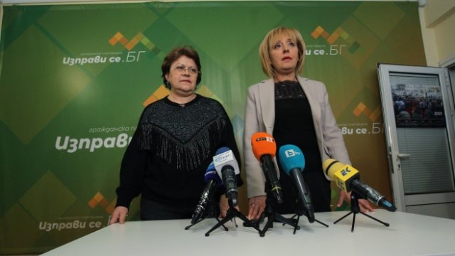 <p>
	Татяна Дончева (<em>вляво</em>) и Мая Манолова. <em>Снимка: Димитър Кьосемарлиев, Investor Media Group</em></p>
