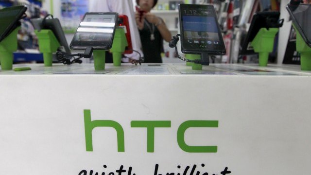 <p>
	Все по-трудно&nbsp;HTC успява да спечели сърцата на клиентите си. <em>Снимка: Ройтерс</em></p>
