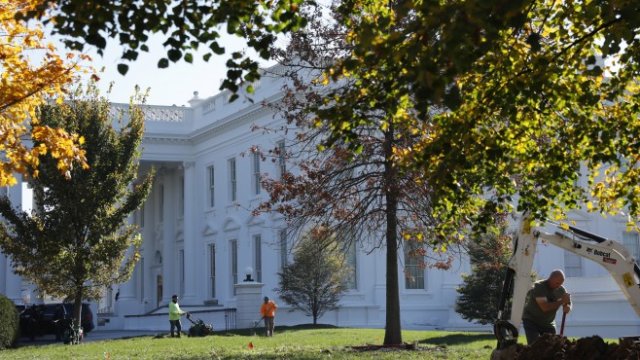 <p>
	Сградата на Белия дом. Снимка: EPA/YURI GRIPAS / POOL</p>
