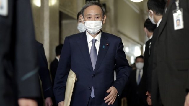 <p>
	Японският премиер Йошихиде Суга.&nbsp;<em>Снимка:&nbsp;Kiyoshi Ota/Bloomberg</em></p>
