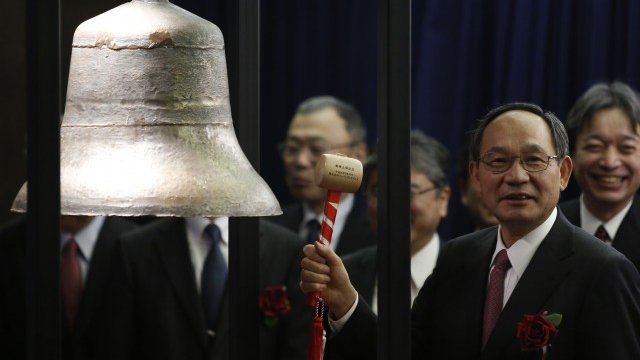 <p>
	Президентът на Japan Display Шуичи Оцука по време на IPO-то.<em>&nbsp;Снимка: Ройтерс</em></p>
