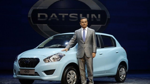 <p>
	Карлос Госн позира с първия модел на възродения Datsun.<em> Снимка: Ройтерс</em></p>
