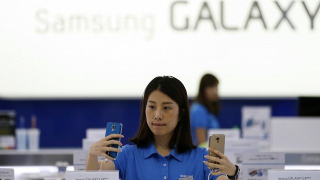 <p>
	Samsung е продал по-малко смартфони от очакваното през тримесечието.<em> Снимка: Ройтерс</em></p>
