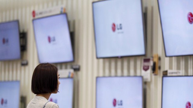 <p>
	Търсенето на телевизори с марка&nbsp;LG спада. <em>Снимка: Ройтерс</em></p>
