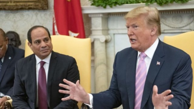 <p>
	Абдел Фатах ал Сиси на среща с Доналд Тръмп. <em>Снимка: Ron Sachs/Bloomberg</em></p>
