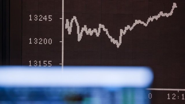 <p>
	Кривата на Dax на борсата във Франкфурт. <em>Снимка: Alex Kraus/Bloomberg</em></p>
