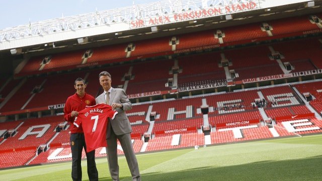 <p>
	Анхел ди Мария и Луис ван Гаал позират при представянето на аржентинеца на &quot;Олд Трафорд&quot;. <em>Снимка: Ройтерс</em></p>
