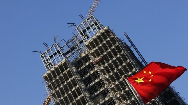 <p>
	През 2013 г. китайските строителни фирми са емитирали облигации за 22 млрд. долара на чужди пазари. <em>Снимка: Ройтерс</em></p>
