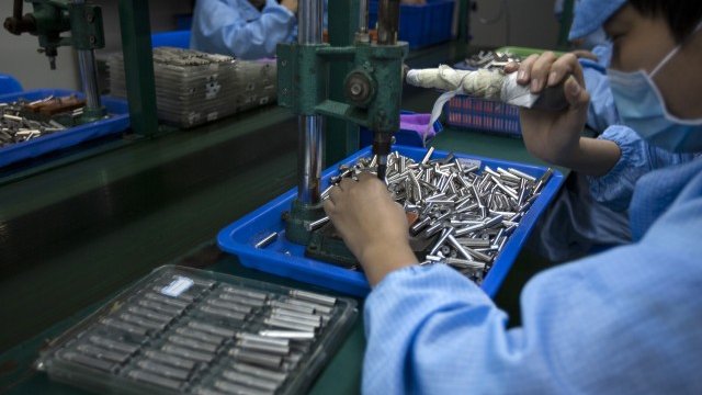 <p>
	Завод за електронни цигари близо до Пекин. <em>Снимка: Ройтерс</em></p>
