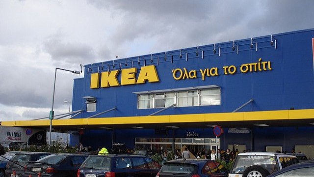 <p>
	Един от магазините на IKEA в Атина. <em>Снимка: John.Karakatsanis. Лиценз: <a href="http://creativecommons.org/licenses/by-sa/2.0/" target="_blank">Creative Commons</a></em></p>
