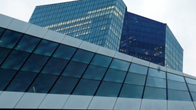 <p>
	Централата на ЕЦБ във Франкфурт.&nbsp;<em>Снимка: Архив Ройтерс</em></p>
