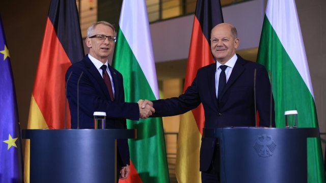 Българският министър-председател Николай Денков и германският канцлер Олаф Шолц. Снимка: Bloomberg L.P.