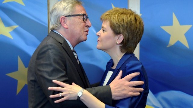 <p>
	Жан-Клод Юнкер посреща Никола Стърджън. <em>Снимка: Ройтерс</em></p>
