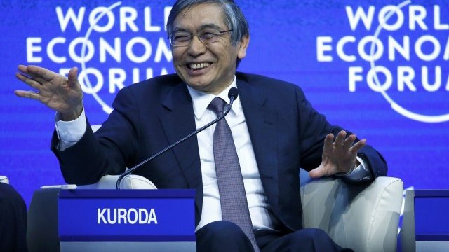 <p>
	&nbsp;Харухико Курода в Давос. <em>Снимка: Ройтерс</em></p>
