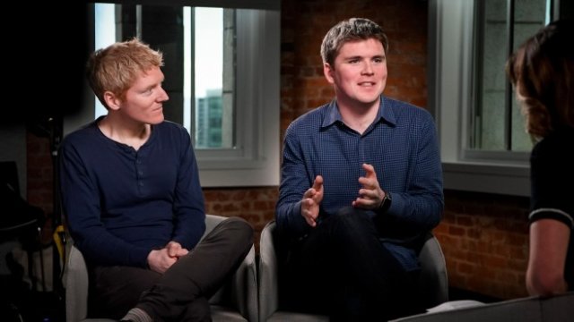 <p>
	Патрик Колисън, главен изпълнителен директор и съосновател на Stripe Inc., (<em>вляво)</em> и Джон Колисън, президент и съосновател на Stripe Inc., по време на телевизионно интервю за Bloomberg. <em>Снимка: Дейвид Пол Морис / Bloomberg</em><br />
	&nbsp;</p>
