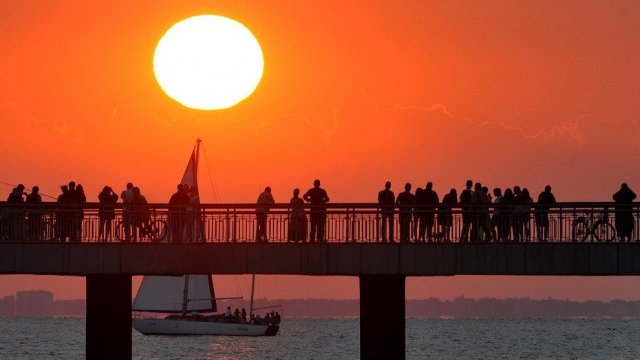 <p>
	Жители и гости на Бургас посрещнаха изгрева на първото юлско утро на брега на морето, на Централния плаж и на Мостика -символ на града.<em> Снимка: БТА</em></p>
