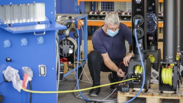 <p>
	Завод за зарядни станции за електромобили в Германия. <em>Снимка: Alex Kraus/Bloomberg</em></p>
