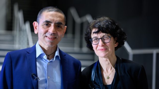 <p>
	Двамата съоснователи на BioNTech. <em>Снимка: EPA/BERND VON JUTRCZENKA / POOL</em></p>
